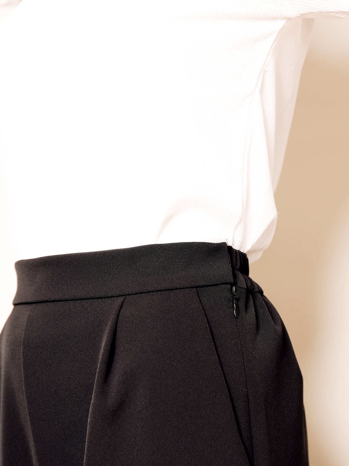 PETAL HEMLINE Tapered Pants Black