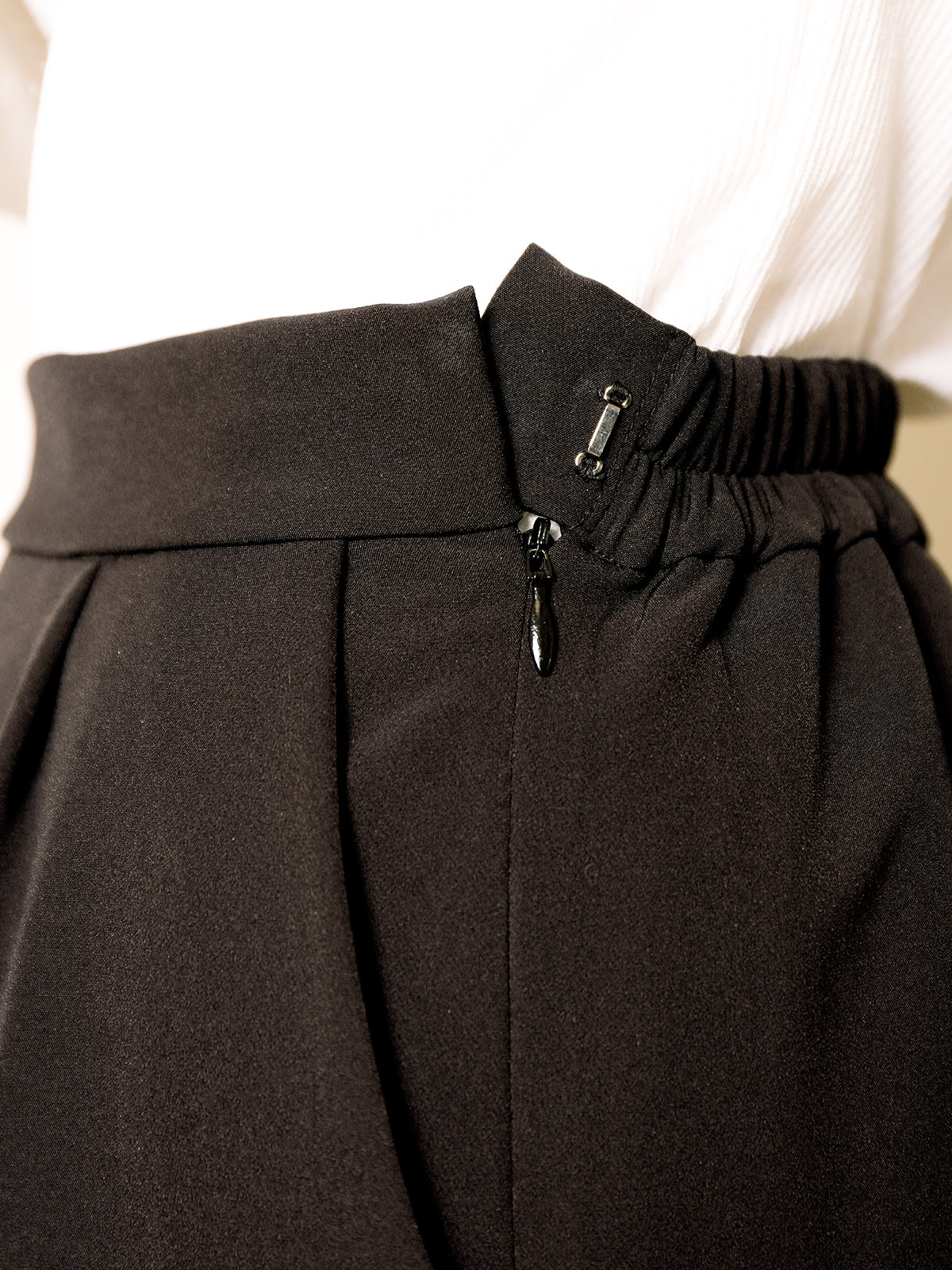 PETAL HEMLINE Tapered Pants Black